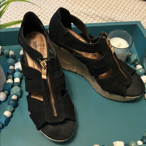 Merona Black Wedge Shoes with Elegant Design - Picture 1 of 5